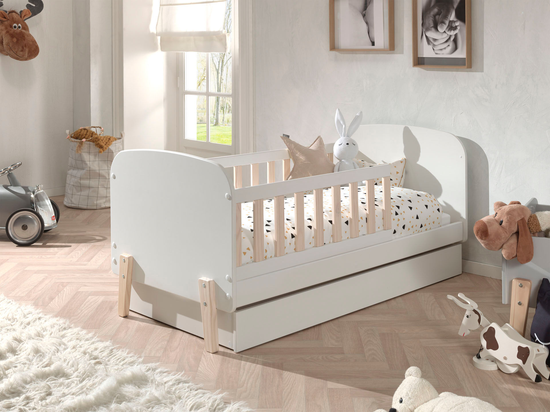 Kinderbett VIPACK "Kiddy, inkl. Rolllattenrost, niedrige Einstiegshöhe, stabil gebaut", weiss (weiß, kiefer natur), B:77cm H:68,3cm L:147,4cm, Betten, Kinderbett, wahlweise mit oder ohne Bettschublade als Stauraum weiß, kiefer natur Liegefläche Länge B: 1