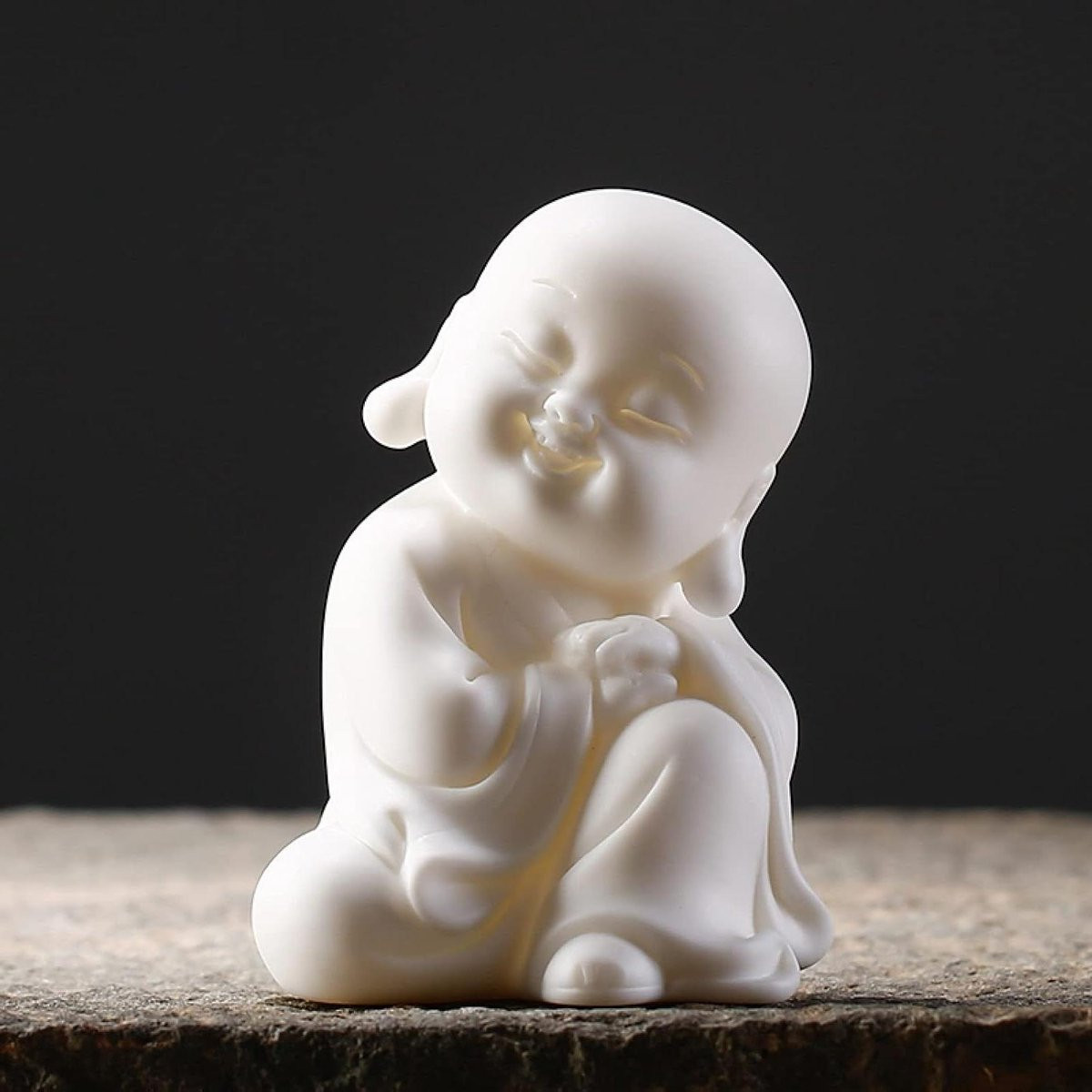 Handgemaakt wit keramisch Buddha beeldje voor op tafel, B: 6,5 cm, D: 6 cm, H: 9,7 cm