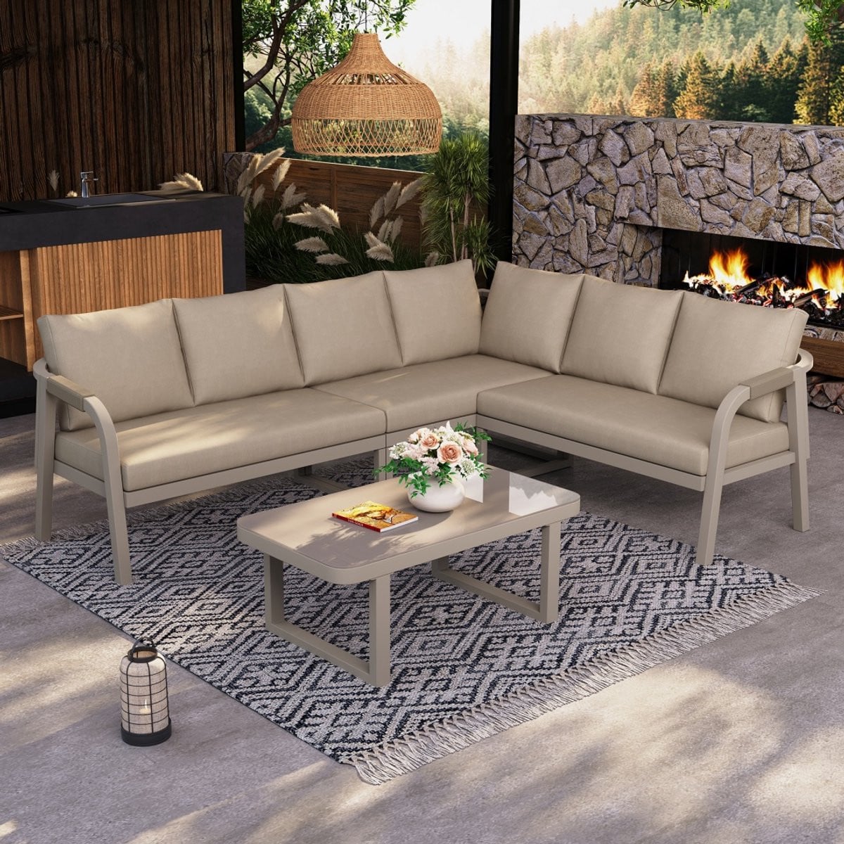 Gewobene moderne L-vormige tuinbank met salontafel en beige kussens, aluminium frame
