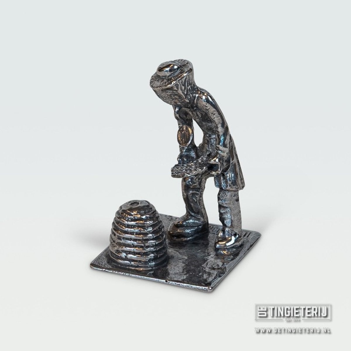 Beeldje Imker van Tin - Miniatuur Imker met Bijenkorf - Ambachtelijk Decoratieobject
