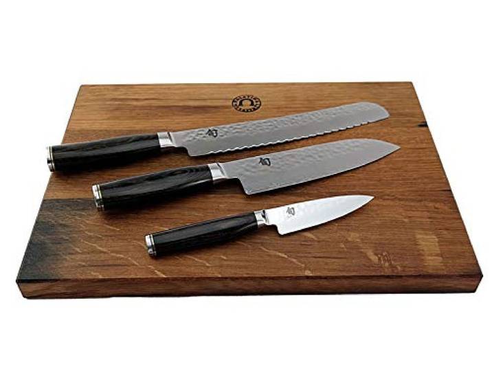 KAI Shun Premier Tim Mälzer Messerset Officemesser TDM-1700 +ultrascharfes Santoku TDM-1702 + Brotmesser TDM-1705 + massives Eichenbrett aus Fassholz, 40x30 cm Angebot