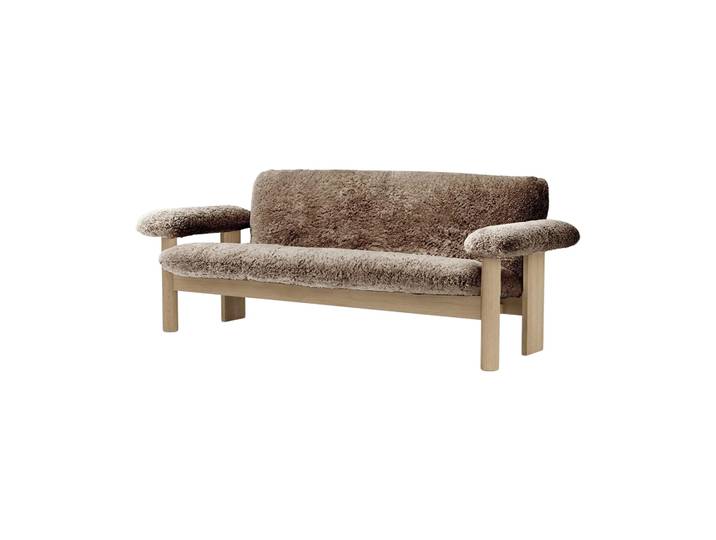 Audo Copenhagen Brasilia Sofa 2-Sitzer Natural oak-Sahara sheepskin curly