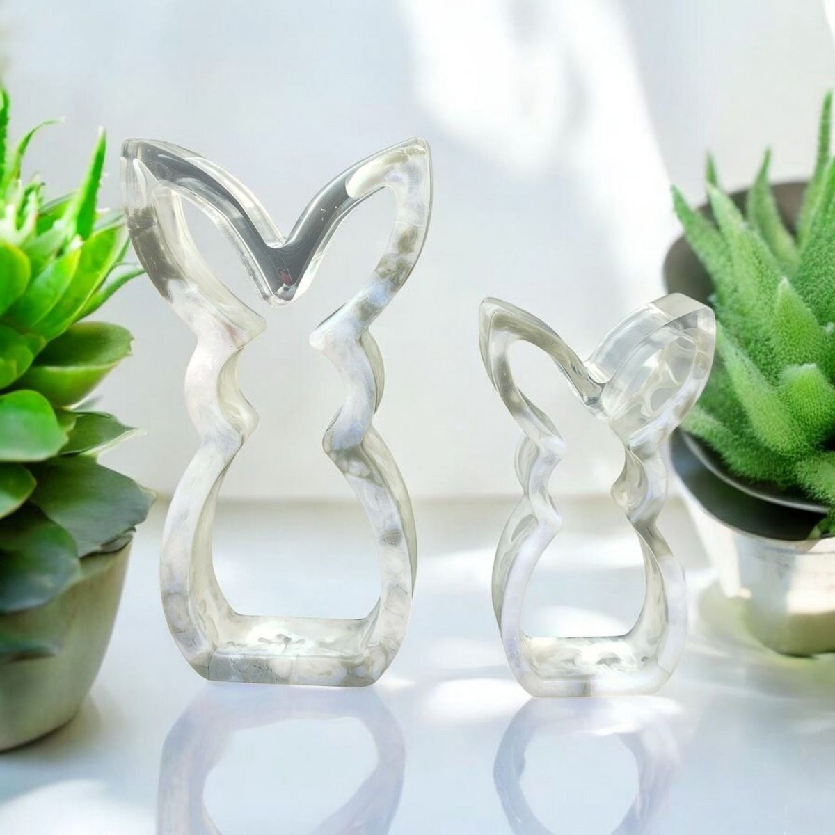 Set van 2 decoratieve epoxy paashazen voor op tafel