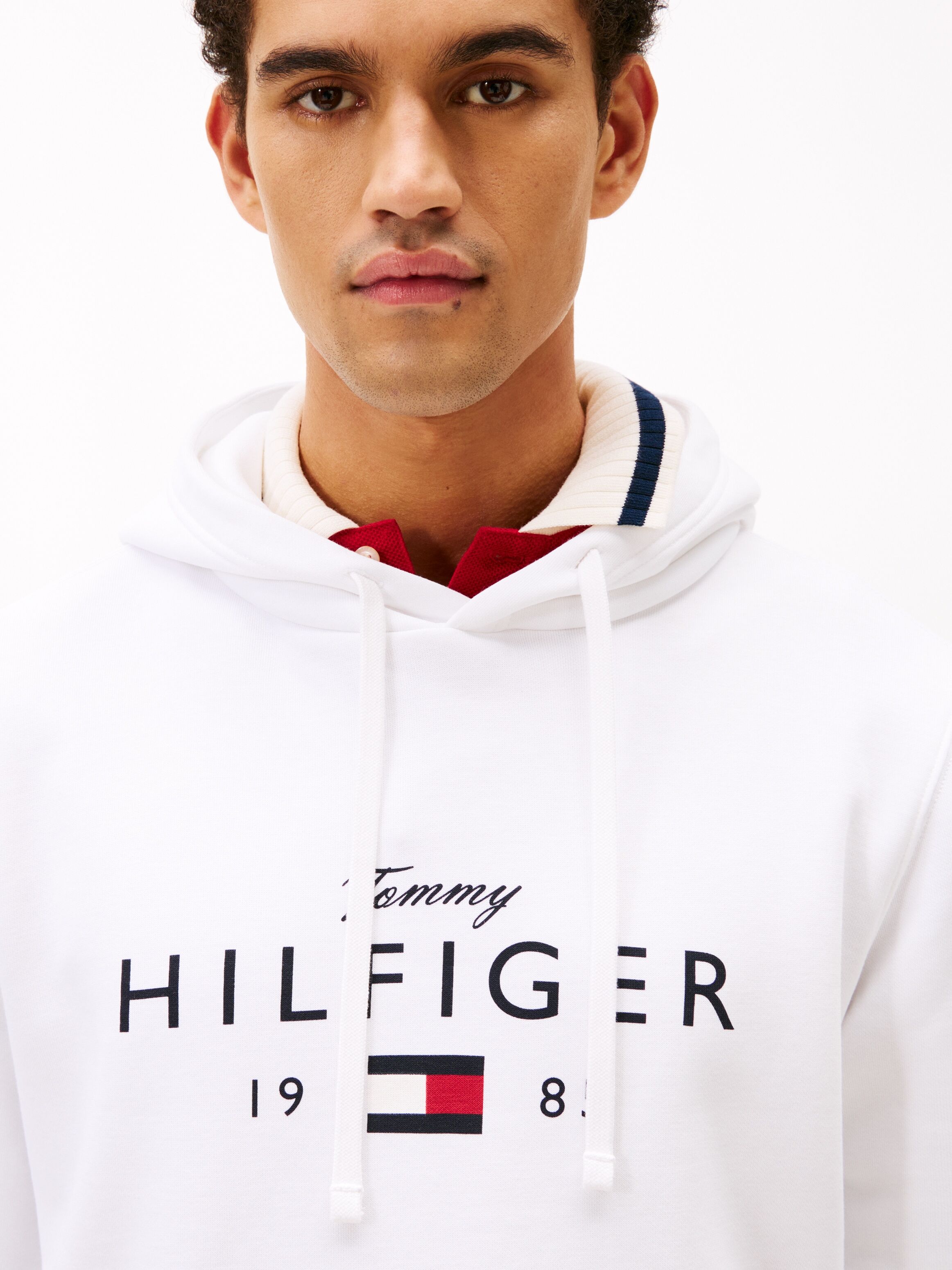 Hoodie TOMMY HILFIGER "BRAND LOVE BIG HILFIGER", Herren, Gr. M, weiß, Sweatware, Obermaterial: 77% Baumwolle, 23% Elasthan, regular fit normal, Rippbündchen, Sweatshirts Hoodie, mit Logo-Grafik, normale Passform weiß M