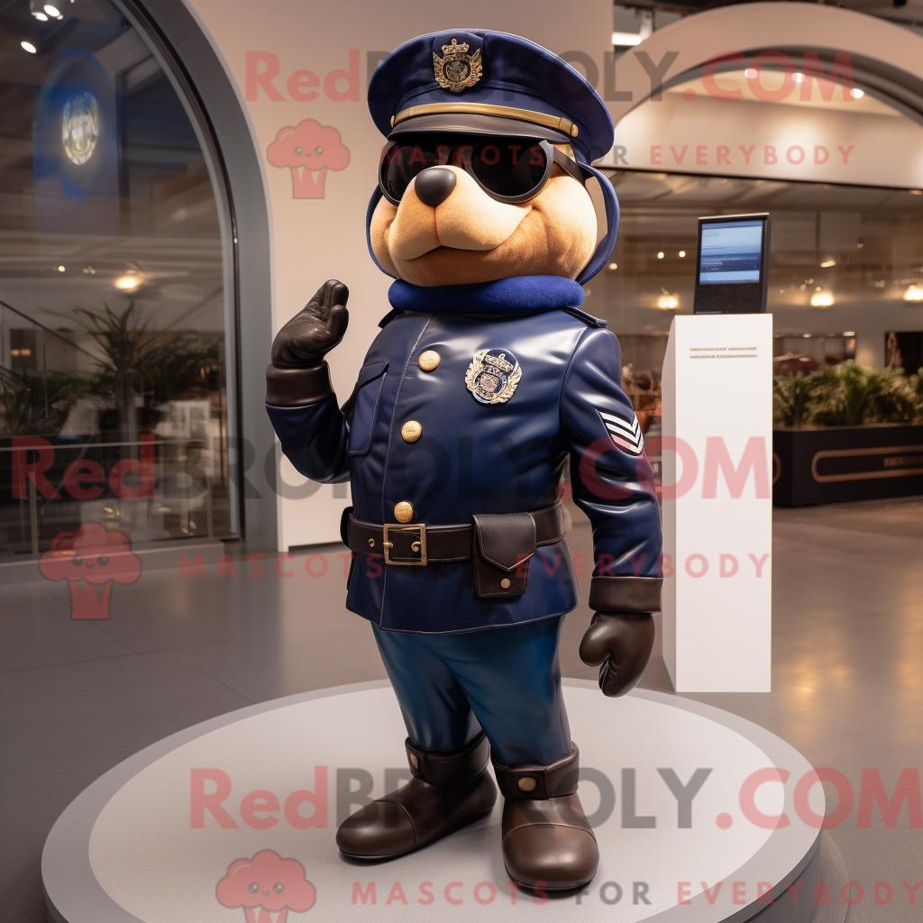 Maskottchen REDBROKOLY eines Marinepolizisten mit Lederjacke und Messengerbag