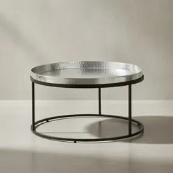 KADIMA DESIGN Couchtisch mit Hammerschlag-Struktur: Abnehmbares Tablett, Hammerschlag-Struktur, 62x62x36 cm, Aluminium und Eisen, silber-schwarz.