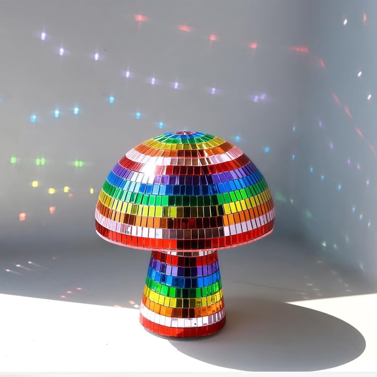 Creatief disco paddenstoel ornament in regenboogkleuren van ShopVlot