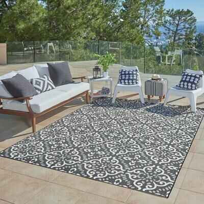 Gertmenian Paseo Powis Black Transitional Indoor/ Outdoor Area Rug