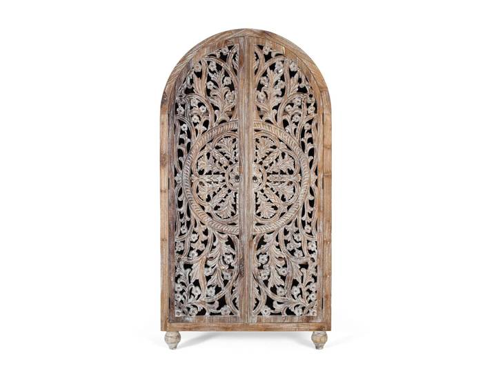 Armoire en teck avec sculpture artisanale et finition blanc lavé