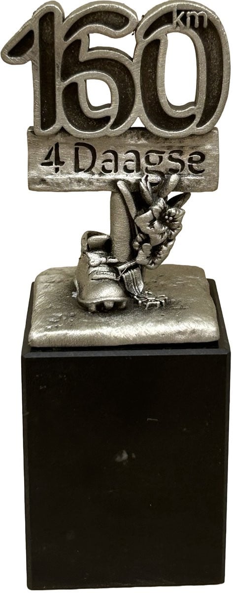 Trofee op sokkel 4Daagse Nijmegen 160 KM van tin en marmer