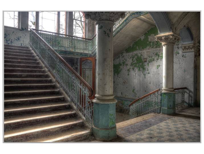 Bild mit Rahmen Lost Place Treppenhaus 1 image LAND