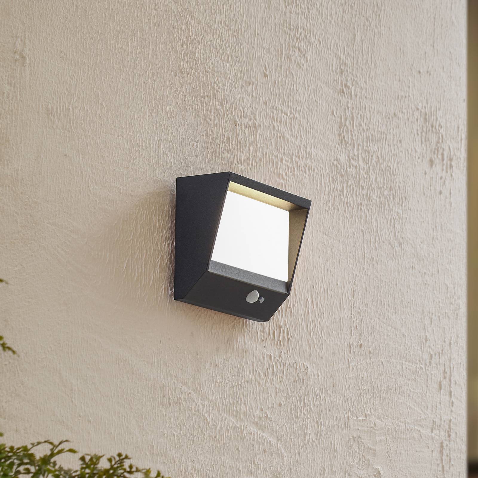 Lucande LED-Solarwandlampe Dava, 14 cm hoch, Alu, Sensor Dava, schwarz, Aluminium, Modern, Solarleuchte außen