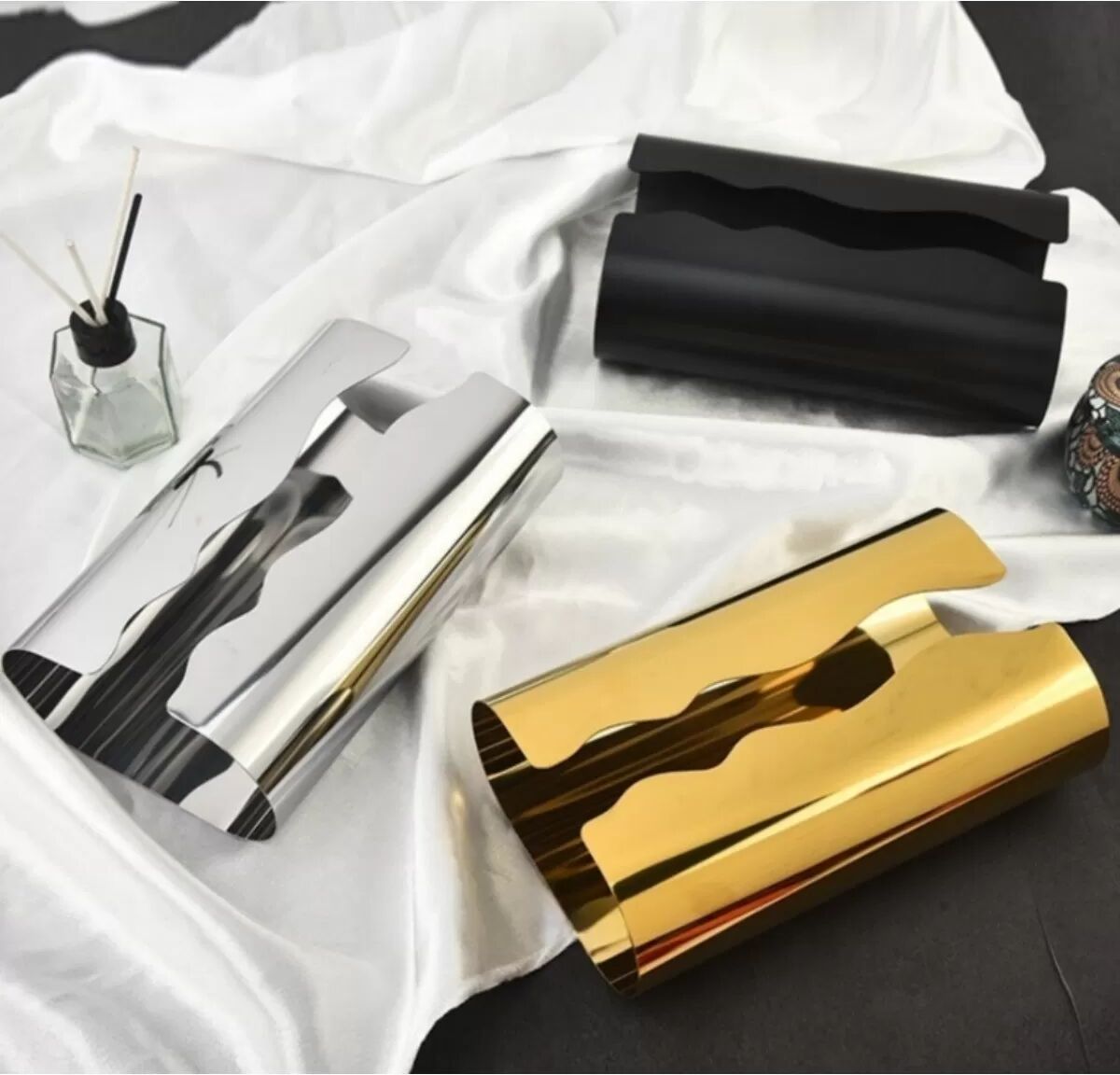 INF Moderner, gebogener Taschentuchboxhalter aus Edelstahl – Stilvoller Serviettenhalter Gold