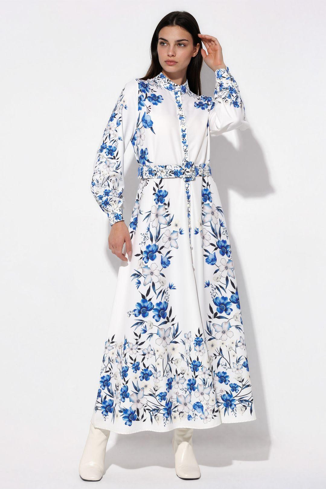Blumenkleid mit Gürtel im Maxiformat