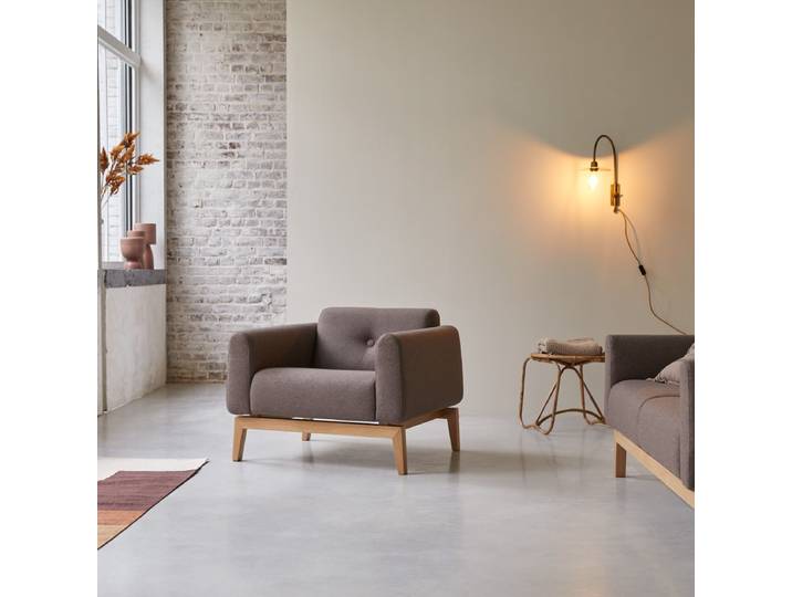 Sessel Bjorn mit massivem Eichenholzgestell und braunem Stoffbezug ,1-Sitz - Braun