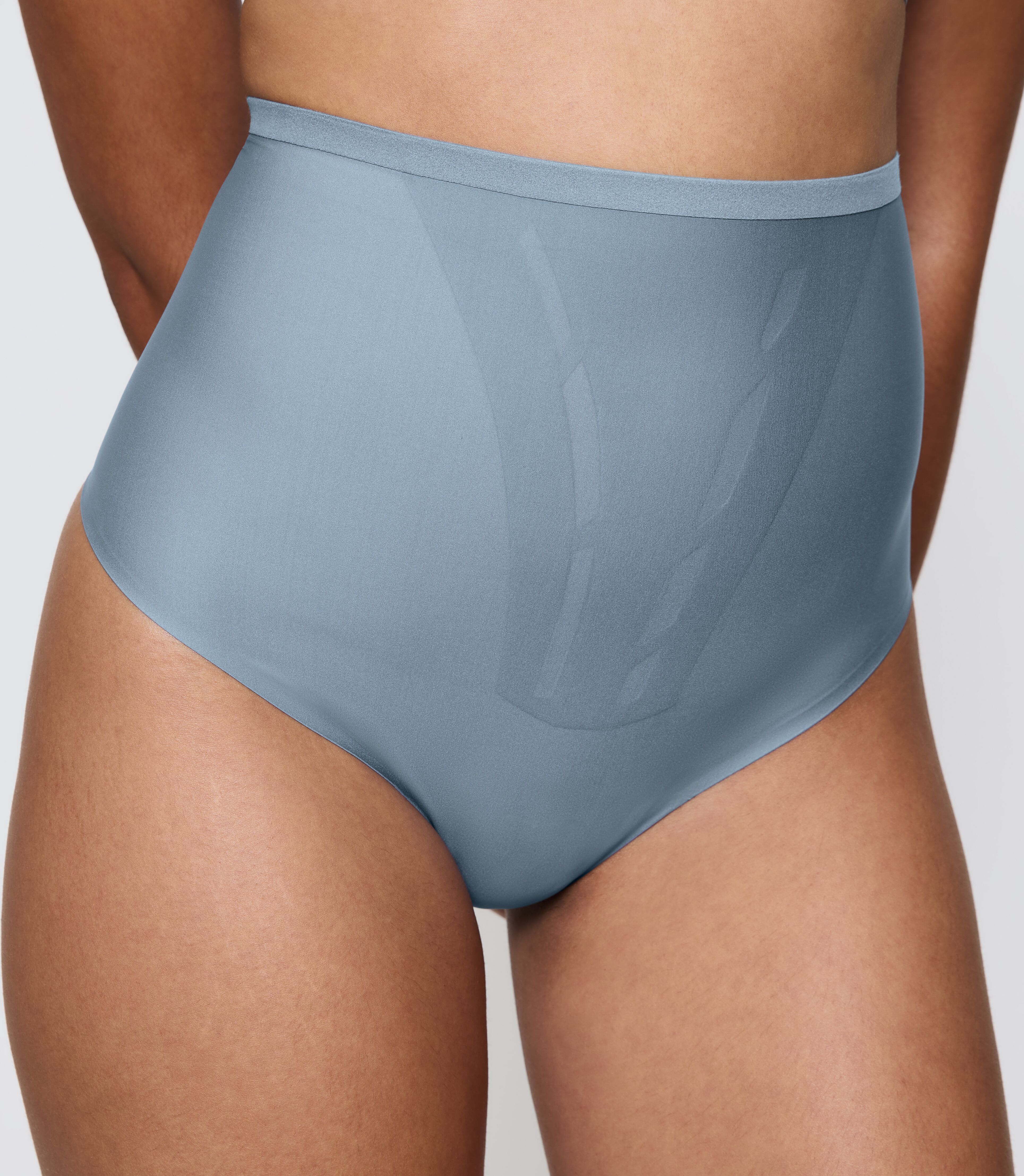 Shapingstring TRIUMPH "Shape Smart", Damen, Gr. L, Microtouch, blau (chambray), Microtouch, Obermaterial: 54% Elasthan, 46% Polyamid, körpernah, Unterhosen Shapingstring, formend, leicht, nahtlos, elastisch, mit Power-Mesh-Zonen chambray L, Microtouch