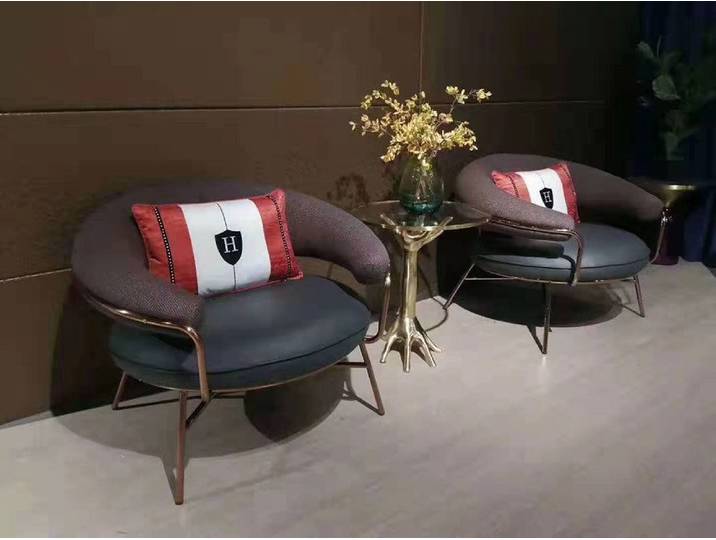JVmoebel Loungesessel Blauer Polsterstuhl mit Edelstahlgestell und roten Armlehnen (Packung, 1-St., Blauer Lounge Sessel – Polsterstuhl für Bar und Club-Relaxen), Made in Europa