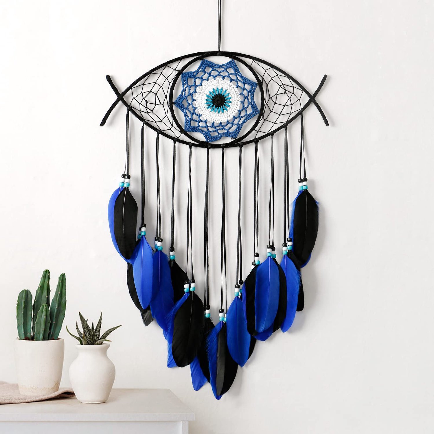Blauwe handgeweven macramé dromenvanger met boze oog als wanddecoratie