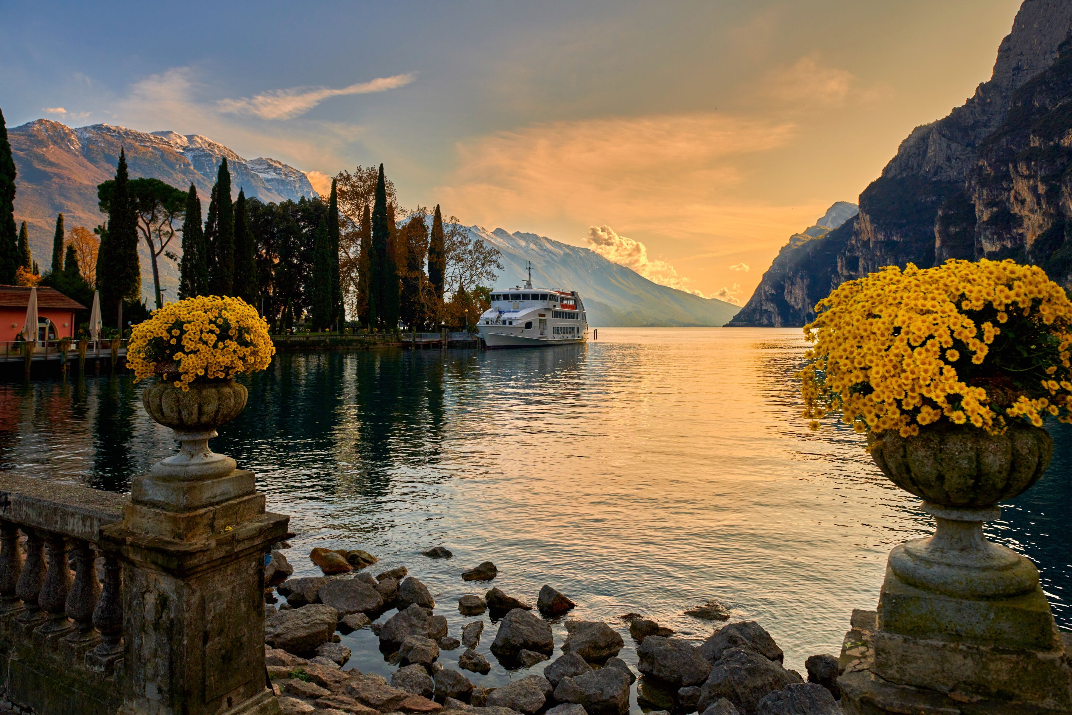 Fototapete PAPERMOON "ALPENSEE MIT PINIEN UND BERGEN", bunt, B:2,5m L:1,86m, Vlies, Tapeten, Fototapete