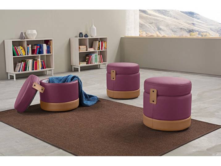 Hocker EGOITALIANO Tonder, Designhocker als Blickfang mit tollen Details, B/T 50/50cm , lila (violett), B:50cm H:50cm T:50cm, Leder »NUVOLE« (Echtes Rindsleder). Halbnatürliches, halbnarbiges Rindsleder mit einer natürlichen Körnung von 1, 2 bis 1, 4 mm. Dieses Leder hat eine weiche, wachsartige Hand mit mattem Aussehen und einem Wolkeneffekt. Es handelt sich um ein Naturleder, das die ursprünglichen Eigenschaften der Lederhäute nicht verändert. Das Vorhandensein von verheilten Narben, Körnungsunterschiede, Falten, Adern, Unterschiede in den Farbtönen und andere Spuren, die die Natur auf diesen Fellen hinterlassen hat, sind ein Beweis für die absolute Echtheit und das Zeugnis ihres grossen Wertes. Leder »BACIO« (echtes Rindsleder). Halbnarbiges Naturleder mit einer Dicke von 1, 6-1, 8 mm. BACIO hat eine weiche und wachsartige Hand mit halb undurchsichtigem Aussehen. Es handelt sich um ein Naturleder, das die ursprünglichen Eigenschaften der Lederhäute nicht verändert. Das Vorhandensein von verheilten Narben, Körnungsunterschiede, Falten, Adern, Unterschiede in den Farbtönen und andere Spuren, die die Natur auf diesen Fellen hinterlassen hat, sind ein Beweis für die absolute Echtheit und das Zeugnis ihres grossen Wertes. Leder »CAREZZA« (Rindsleder). Halbnarbiges Naturleder mit einer Dicke von 1, 2-1, 4 mm. Es hat eine weiche und wachsartige Hand mit halb undurchsichtigem Aussehen. CAREZZA ist ein Naturleder, das die ursprünglichen Eigenschaften der Mäntel nicht verändert. Das Vorhandensein von verheilten Narben, Körnungsunterschiede, Falten, Adern, Unterschiede in den Farbtönen und andere Spuren, die die Natur auf diesen Fellen hinterlassen hat, sind ein Beweis für die absolute Echtheit und das Zeugnis ihres grossen Wertes., Hocker, Hocker, inkl. praktischem Stauraum als funktionale Stauraummöglichkeit