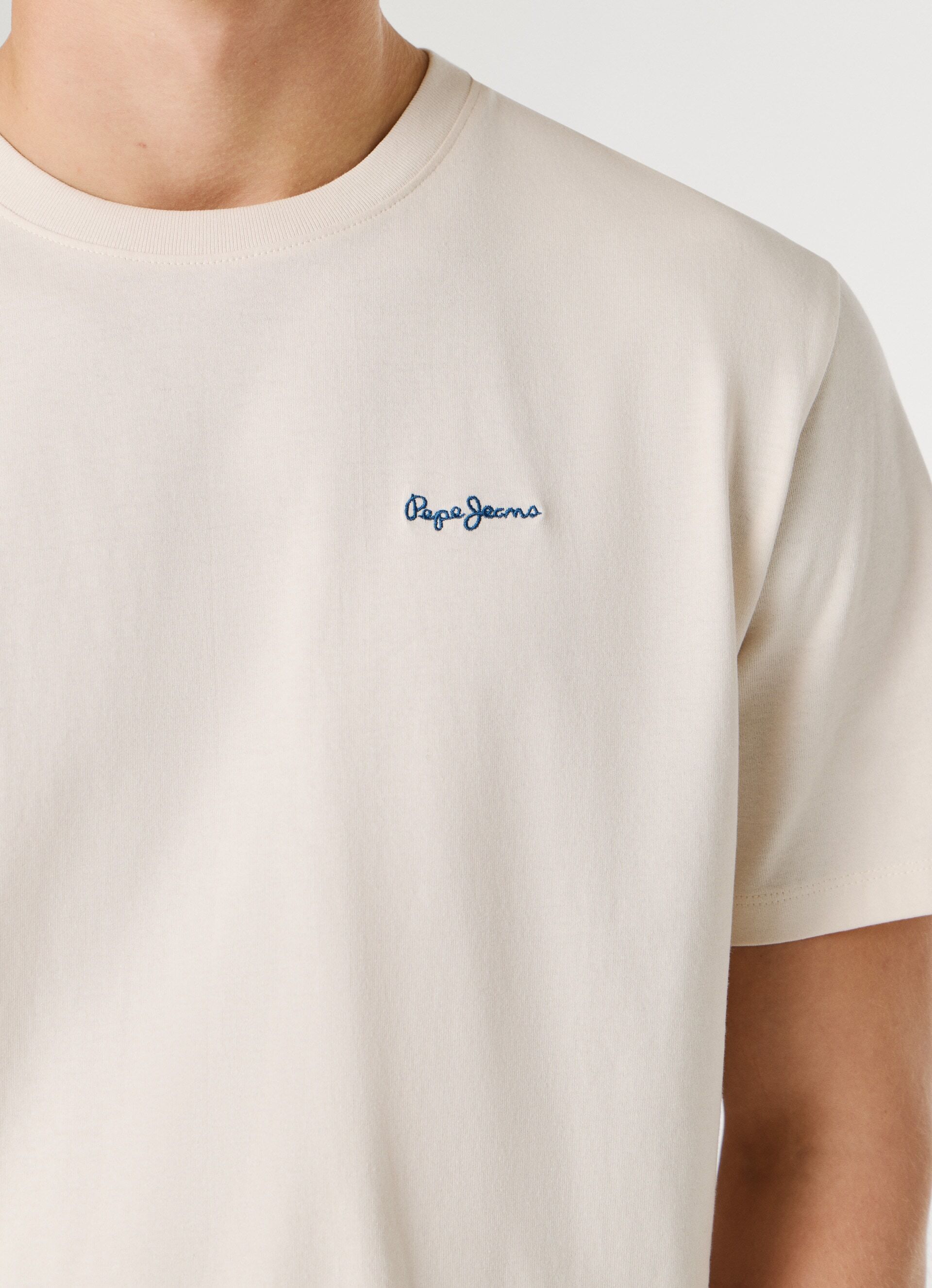 T-Shirt PEPE JEANS "CONTRAST CONNOR", Herren, Gr. XL, beige (ivory weiß), Jersey, Obermaterial: 100% Baumwolle, unifarben, regular fit hüftbedeckend, Rundhals, abgesteppte Kante, Shirts T-Shirt, mit Rundhals und gesticktem Logo ivory weiß XL