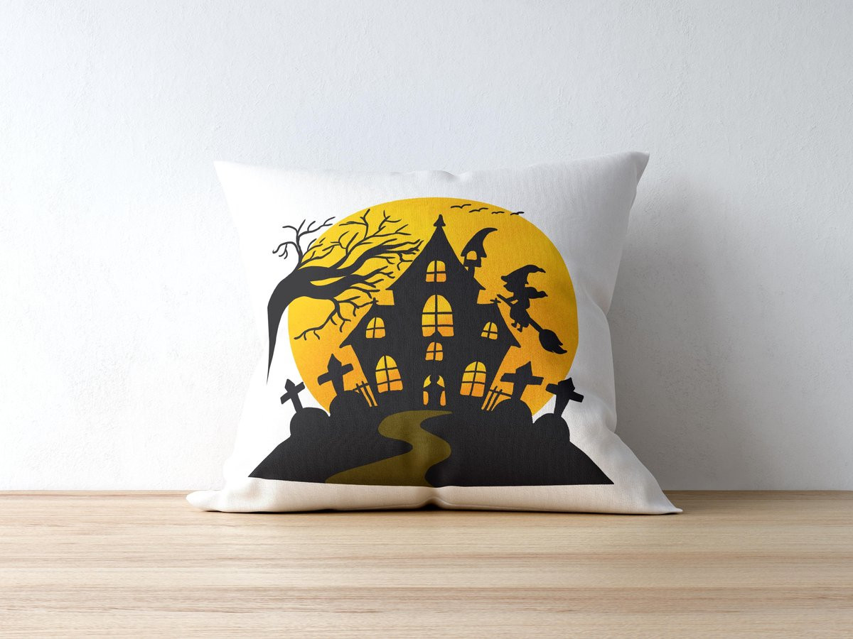 Sierkussen Halloween Griezelig Spookhuis met Heks op Kerkhof van Polyester