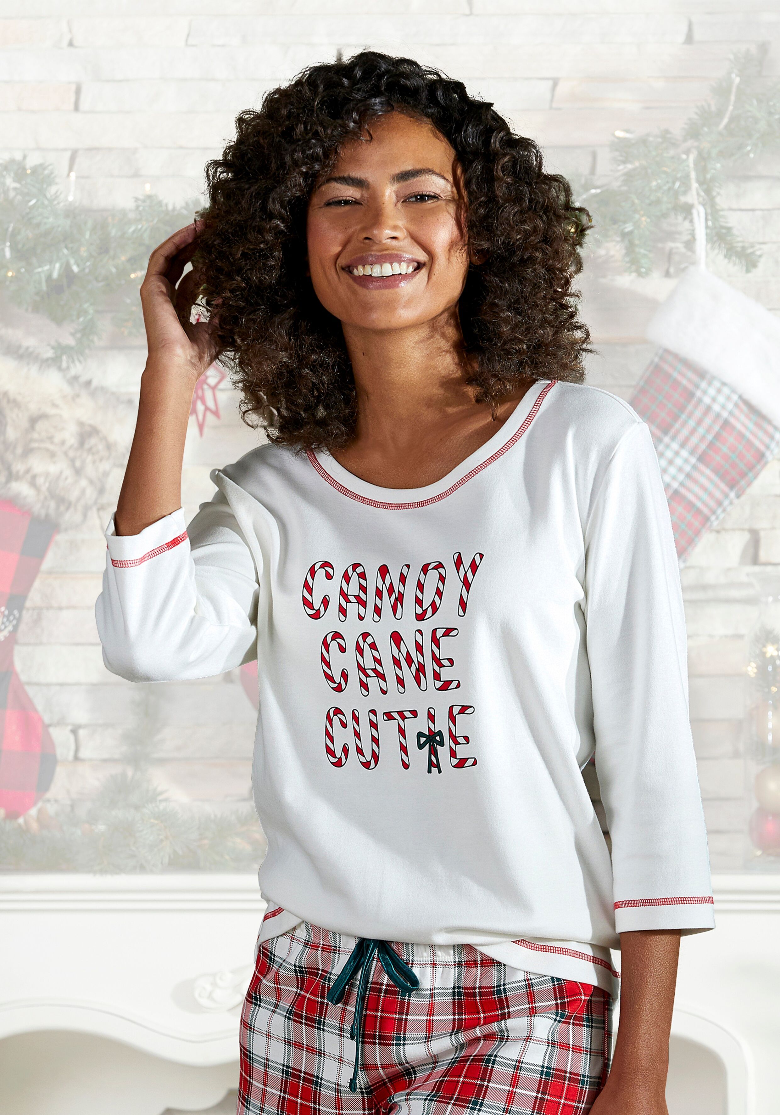 Pyjamaoberteil LASCANA, Damen, Gr. 44/46, beige (ecru), Interlock, Obermaterial: 100% Baumwolle, festlich, comfort fit hüftlang, Rundhals, kontrastfarben, Shirts Pyjamaoberteil, mit Schriftzug ecru 44/46