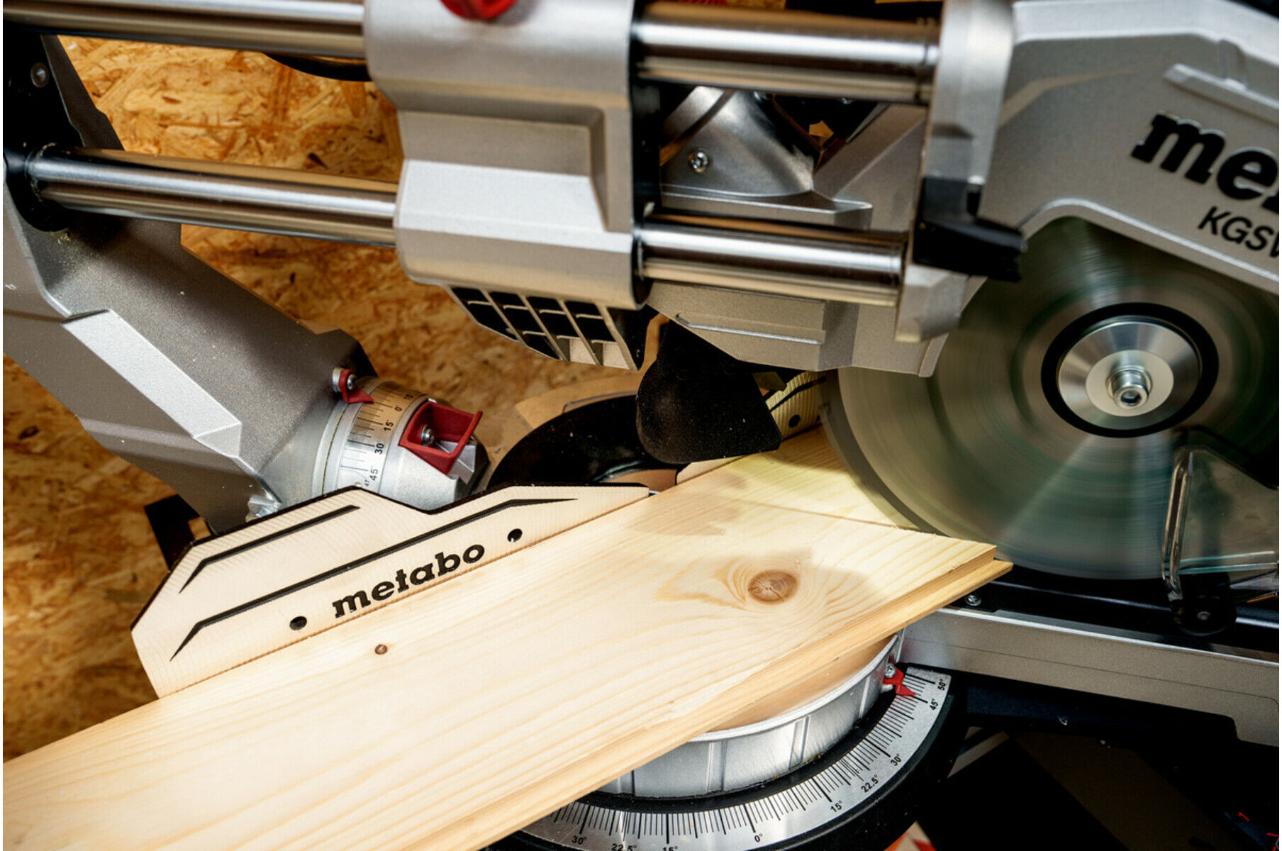 Metabo Kappsäge KGSV 216 MC (615216000) im Karton)