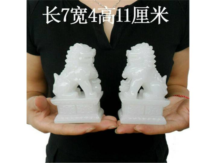 Une paire de statues de Lion chinois en Jade blanc naturel Fengshui sculptées à la main pour chien Foo