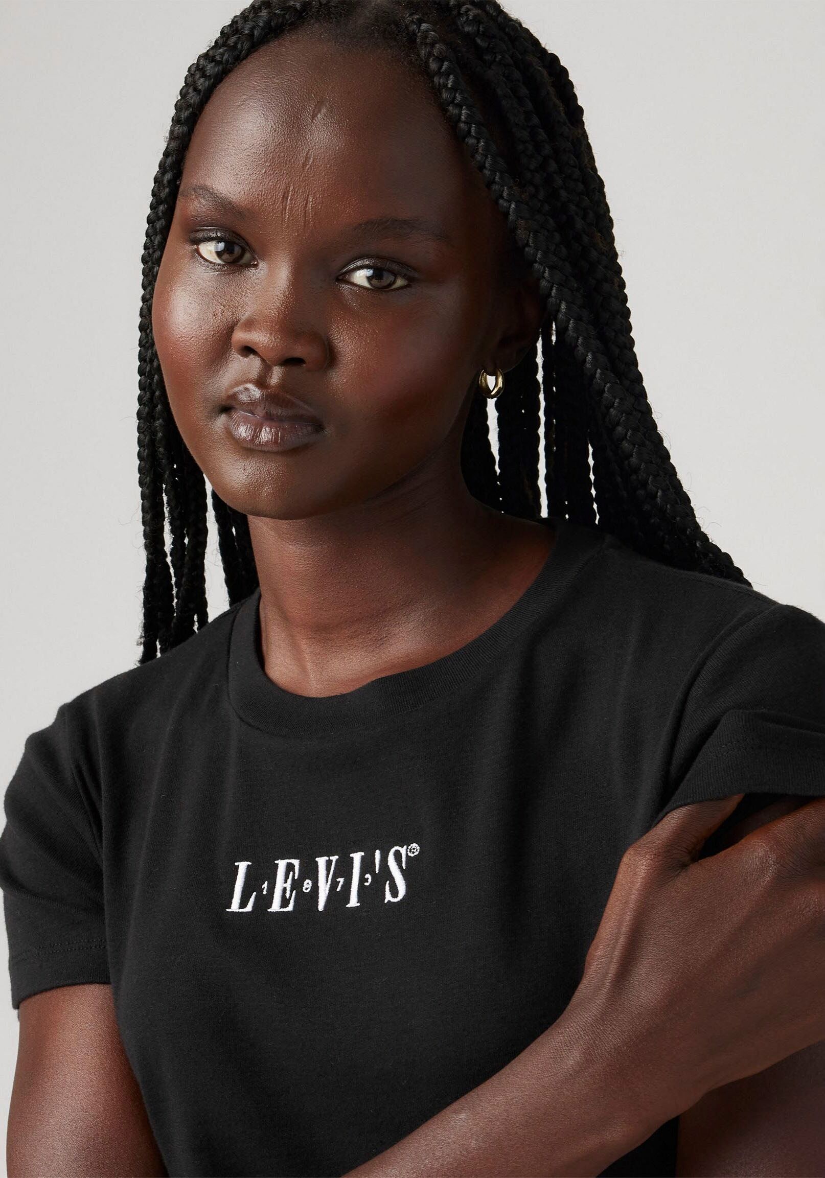 Print-Shirt LEVI'S "GR ESSENTIAL SPORTY TEE", Damen, Gr. S (36), schwarz (ess sport serif 1873 schwarz), Single Jersey, Obermaterial: 100% Baumwolle, bedruckt, unifarben, tailliert extrakurz, Rundhals, gerader Abschluss, Shirts Print-Shirt, mit Logo-Print