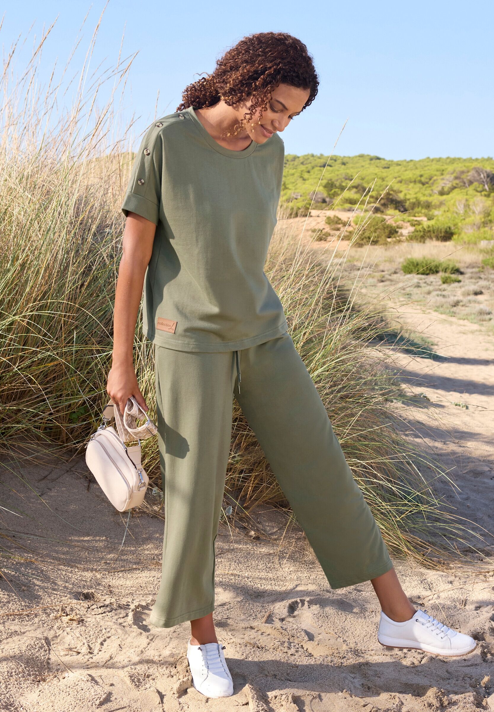 Sweatshirt WITT "Sweatshirt Sweatshirt mit Zierknöpfen an der Schulterpartie", Damen, Gr. 52, grün (khaki), Sportlich, Rundhals, Sweatshirts Sweatshirt