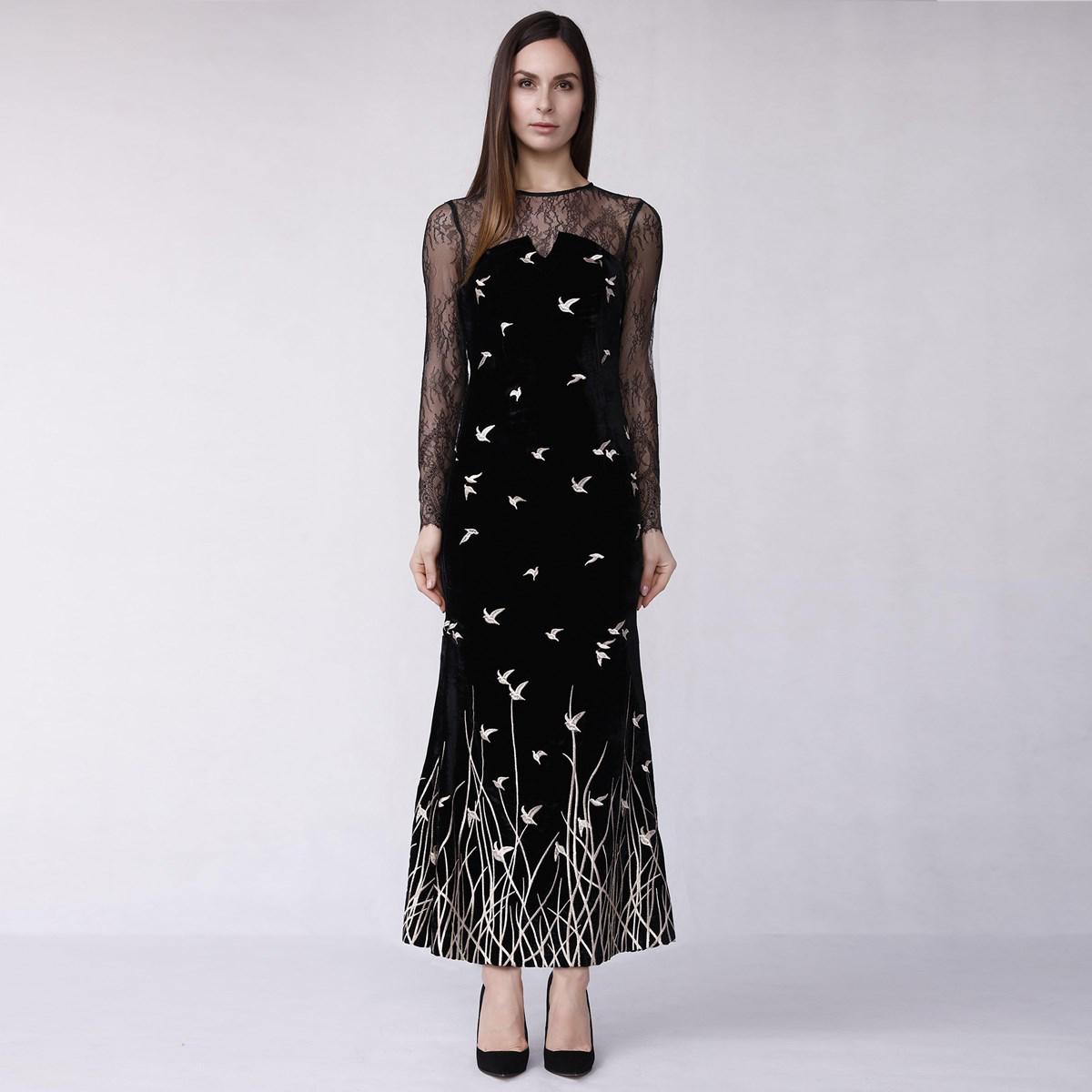 Langes goldenes besticktes Samtkleid