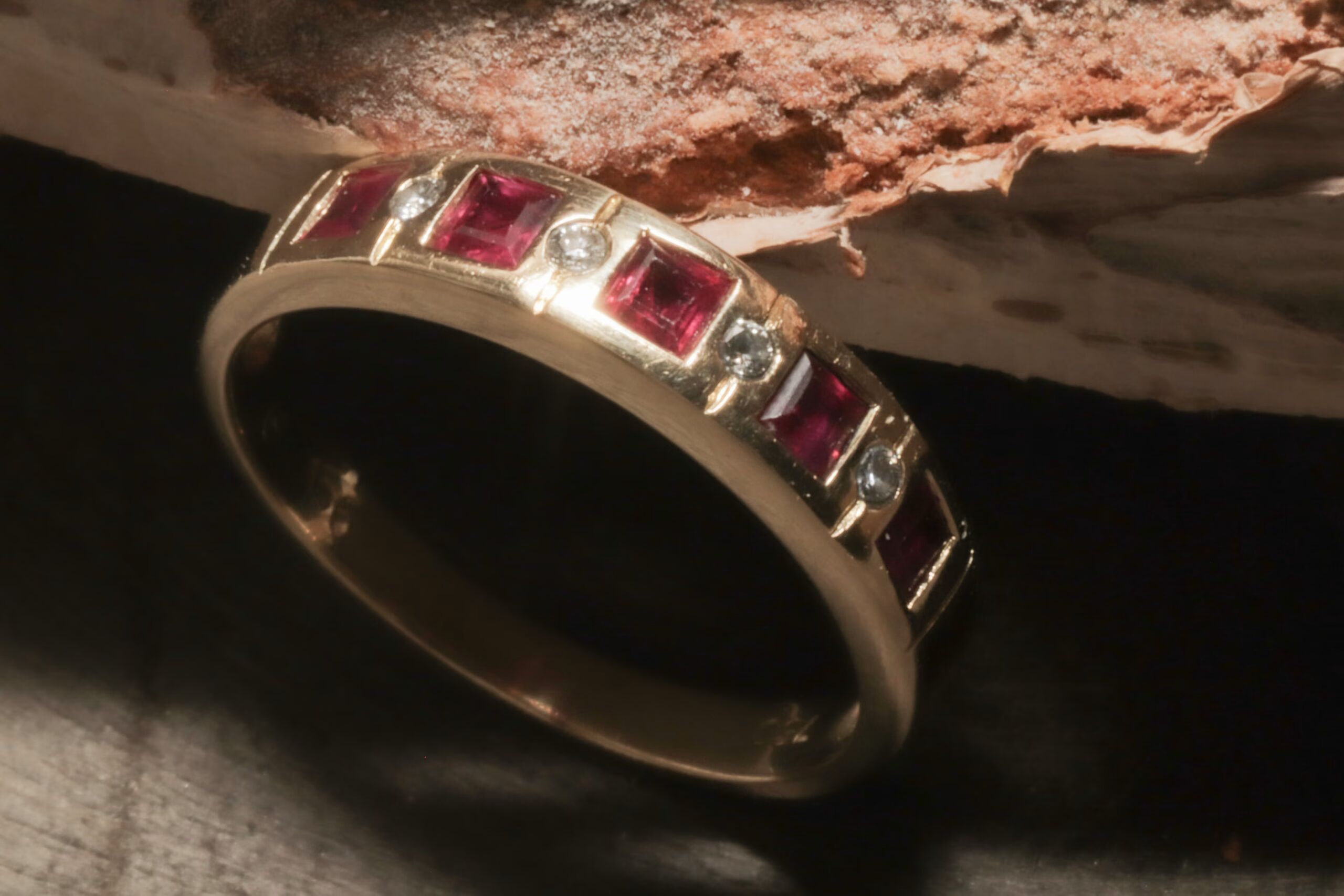 Sero Guld Elegant ring med diamanter og rubiner i 18 karat guld