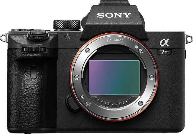 Sony Alpha A7 III camera met FE 28-70mm f/3.5-5.6 OSS II lens