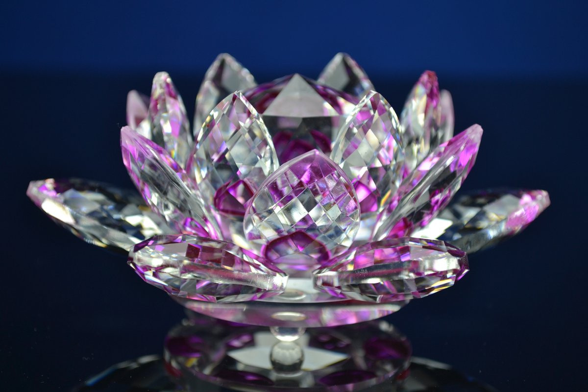 Luxe Kristallen Lotus Bloem met Roze Accenten en Elegant Design voor op Tafel