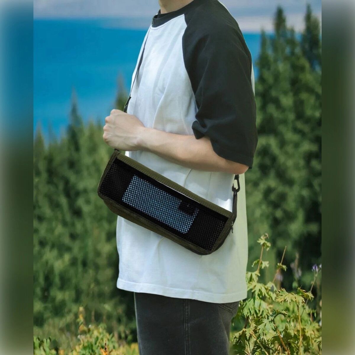 INF Tragbarer klappbarer Campinghocker aus Aluminium mit breiter Mesh-Sitzfläche und Tragetasche Schwarz