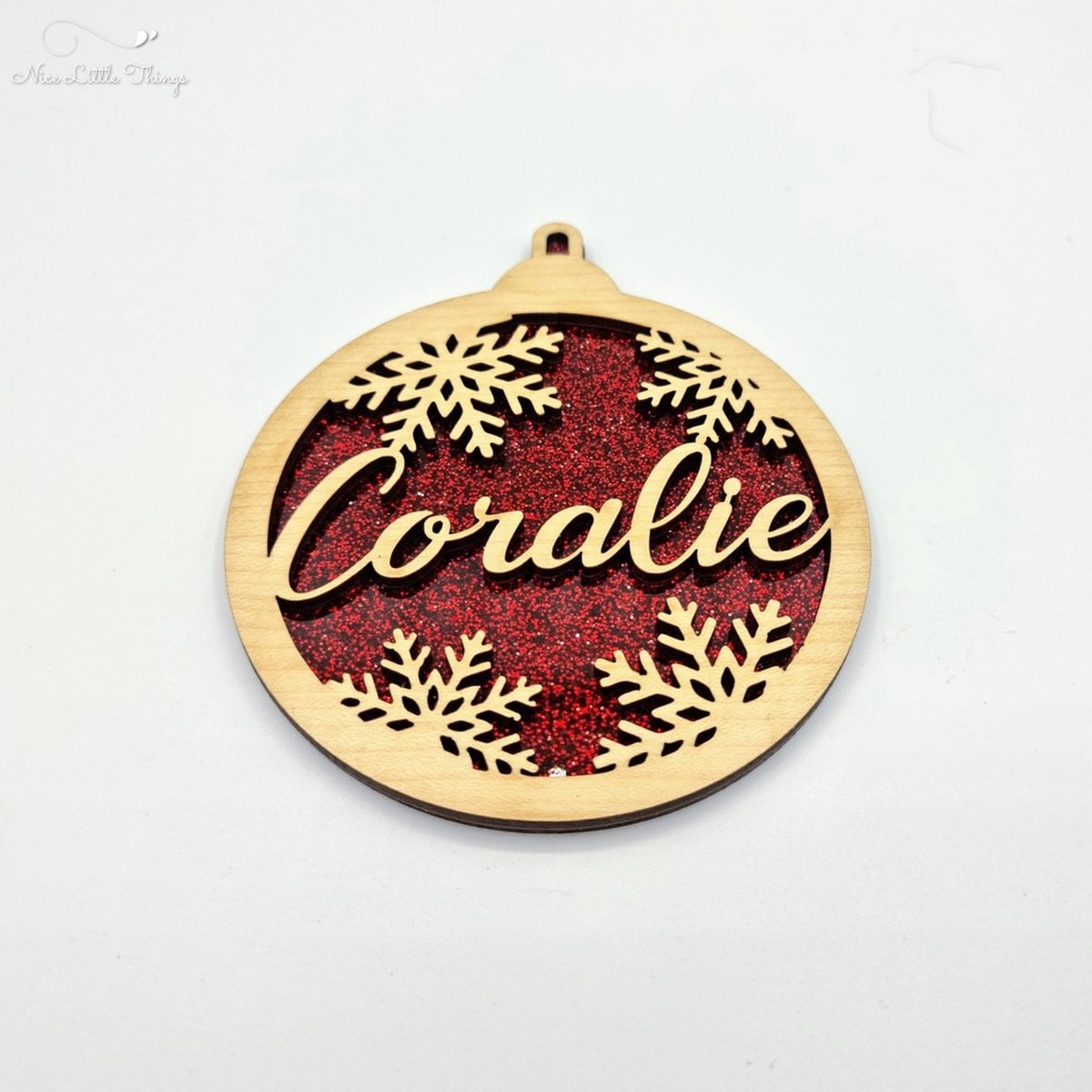 Nice Little Things Multilayer kerstbal met glitter en naam - Rood - Esdoorn