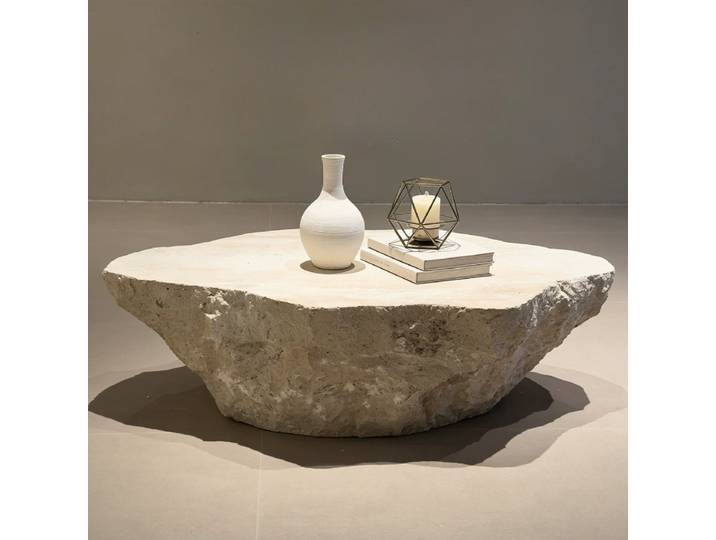 Table basse contemporaine en travertin irrégulier, table centrale en pierre naturelle brute pour l'esthétique Wabi-Sabi, mobilier design