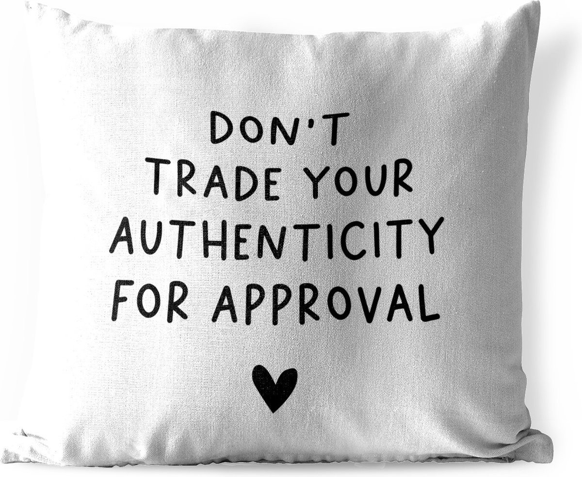 Weerbestendig sierkussen buiten met Engelse quote Don't trade your authenticity for approval en hartje - Wit - 60 x 60 cm