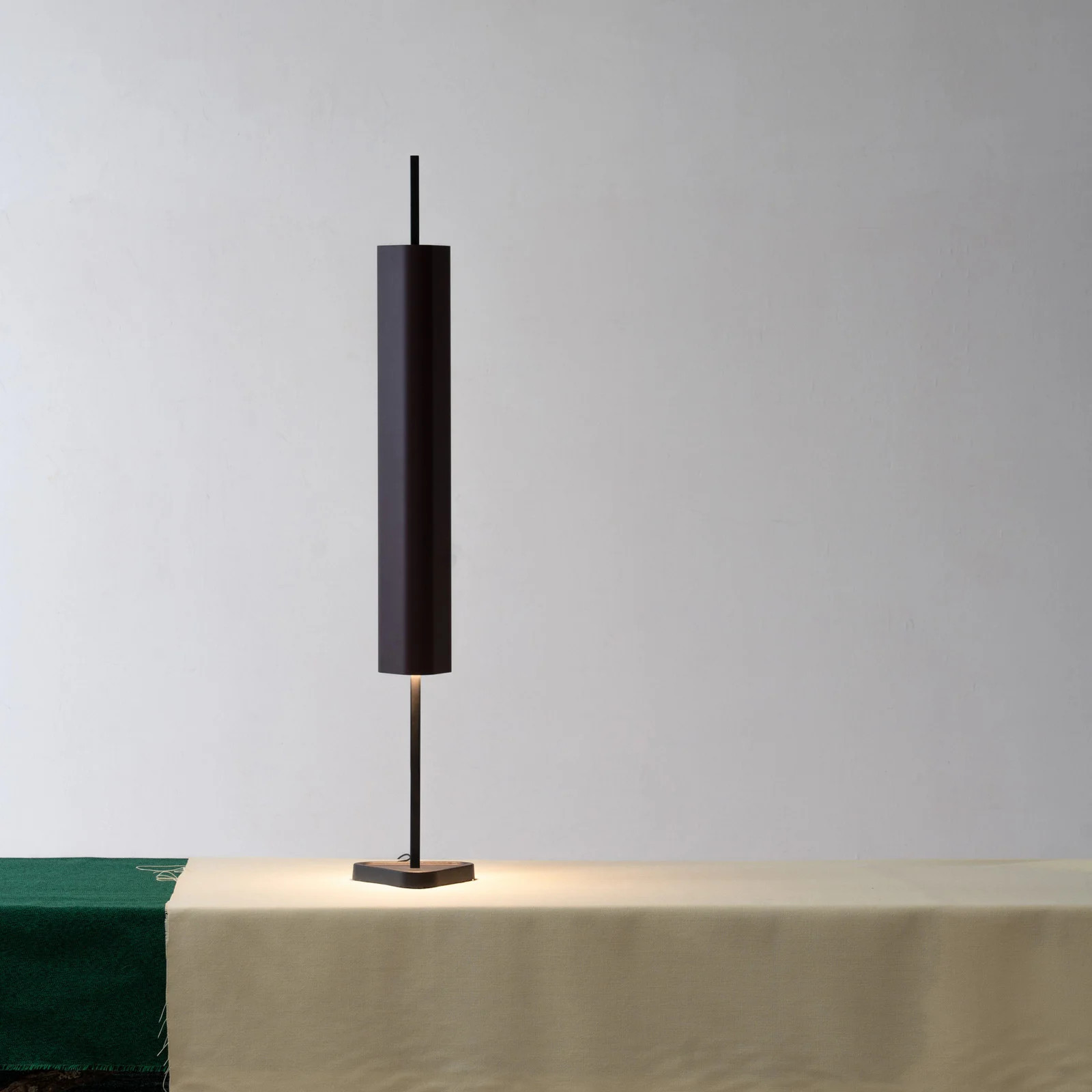 Flos Emi tafellamp Deep Red - Aluminium - LED