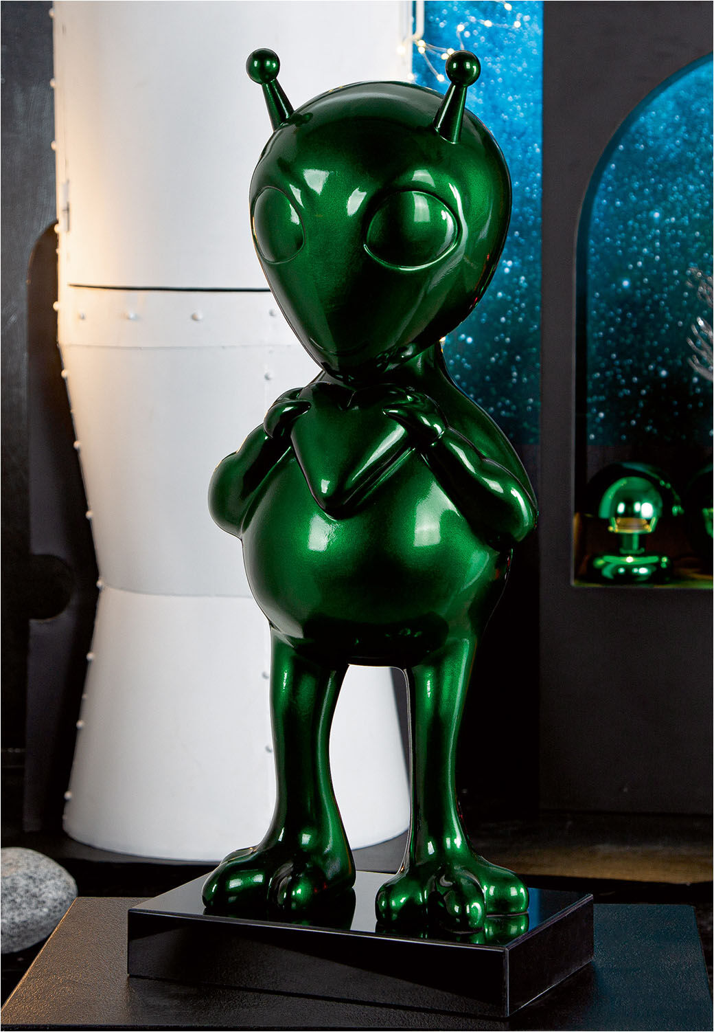Skulptur GILDE "Skulptur Alien auf Base", grün, B:30cm, Kunstharz, Dekofiguren, Skulptur grün B/H/T: 30cm