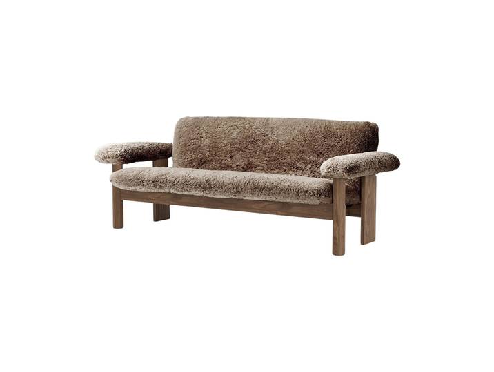 Audo Copenhagen Brasilia Sofa 2-Sitzer Walnut-Sahara sheepskin curly