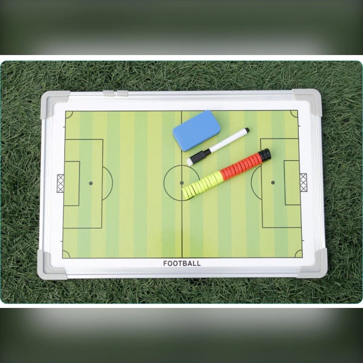 INF Basketball-Taktiktafel aus Aluminiumlegierung, beidseitiges Spielfeld, magnetische Spielsteine und Tragetasche