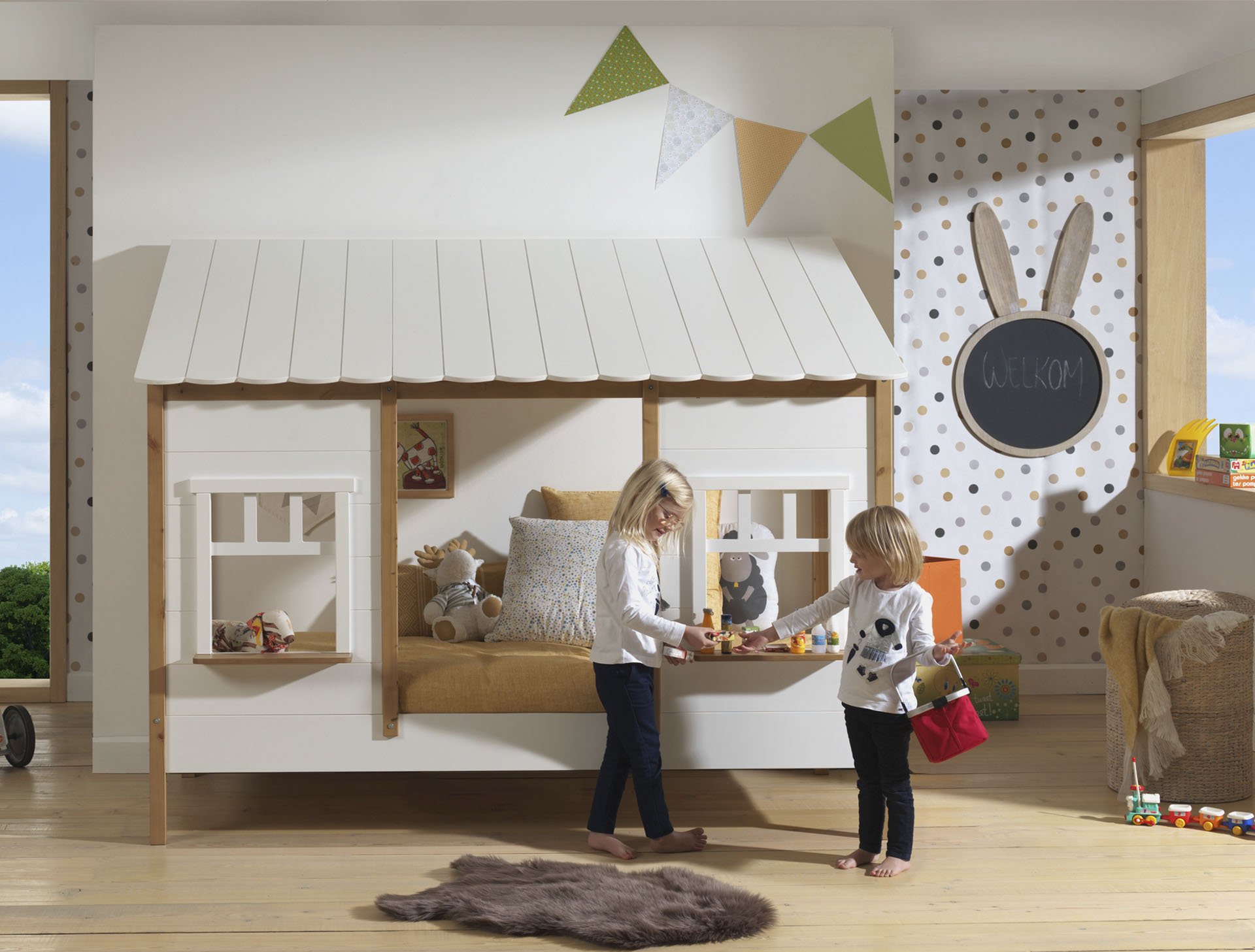 Kinderbett VIPACK "Hausbett, aus MDF und Massivholz weiss lackiert mit farblichen Absatz", braun (weiß, kiefer oak), B:105,3cm H:174cm L:214cm, Betten, Kinderbett, inkl. Rolllattenrost, wahlweise mit oder ohne Bettschublade auf Rollen weiß, kiefer oak Lie