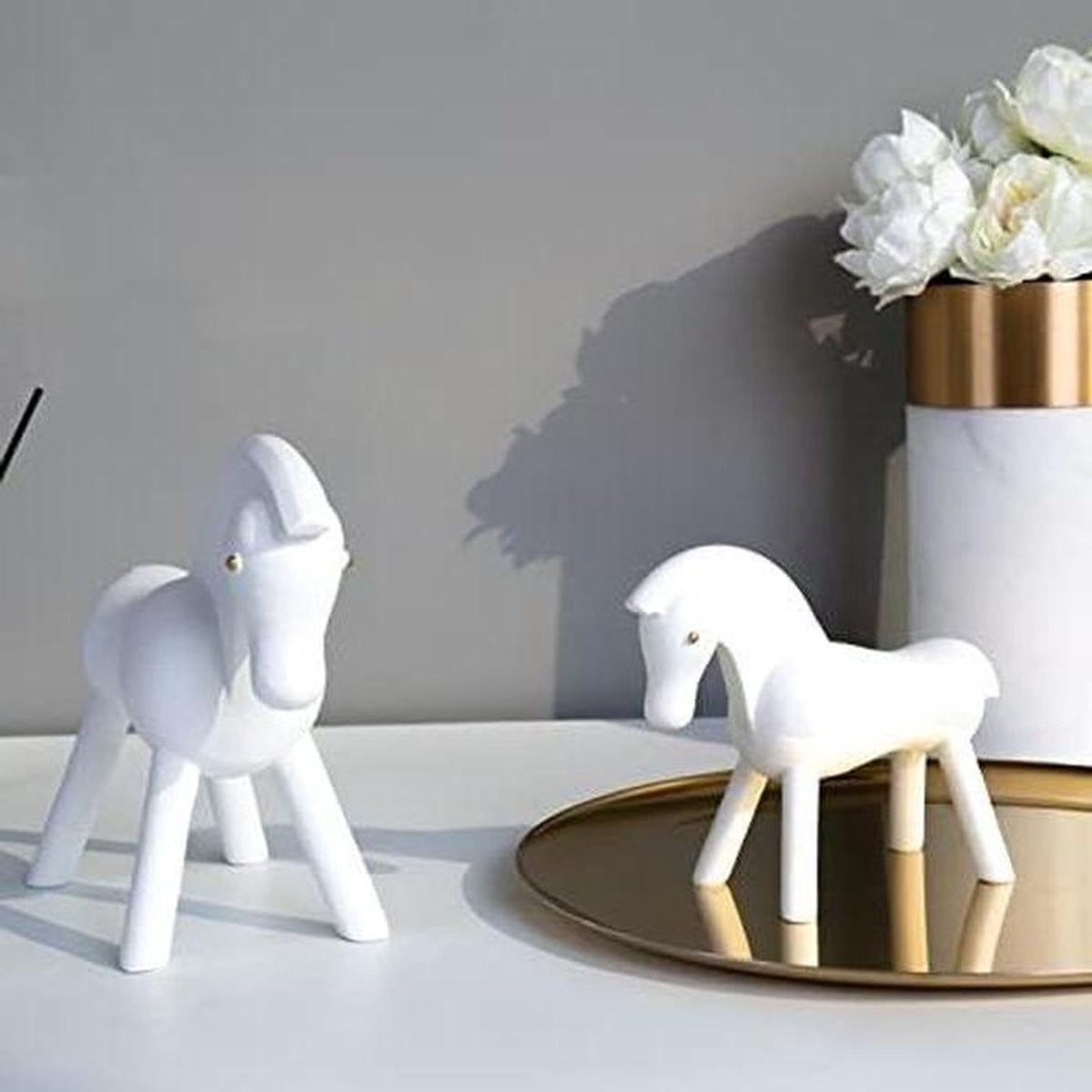 Wit houten paard beeldje voor decoratie op tafel
