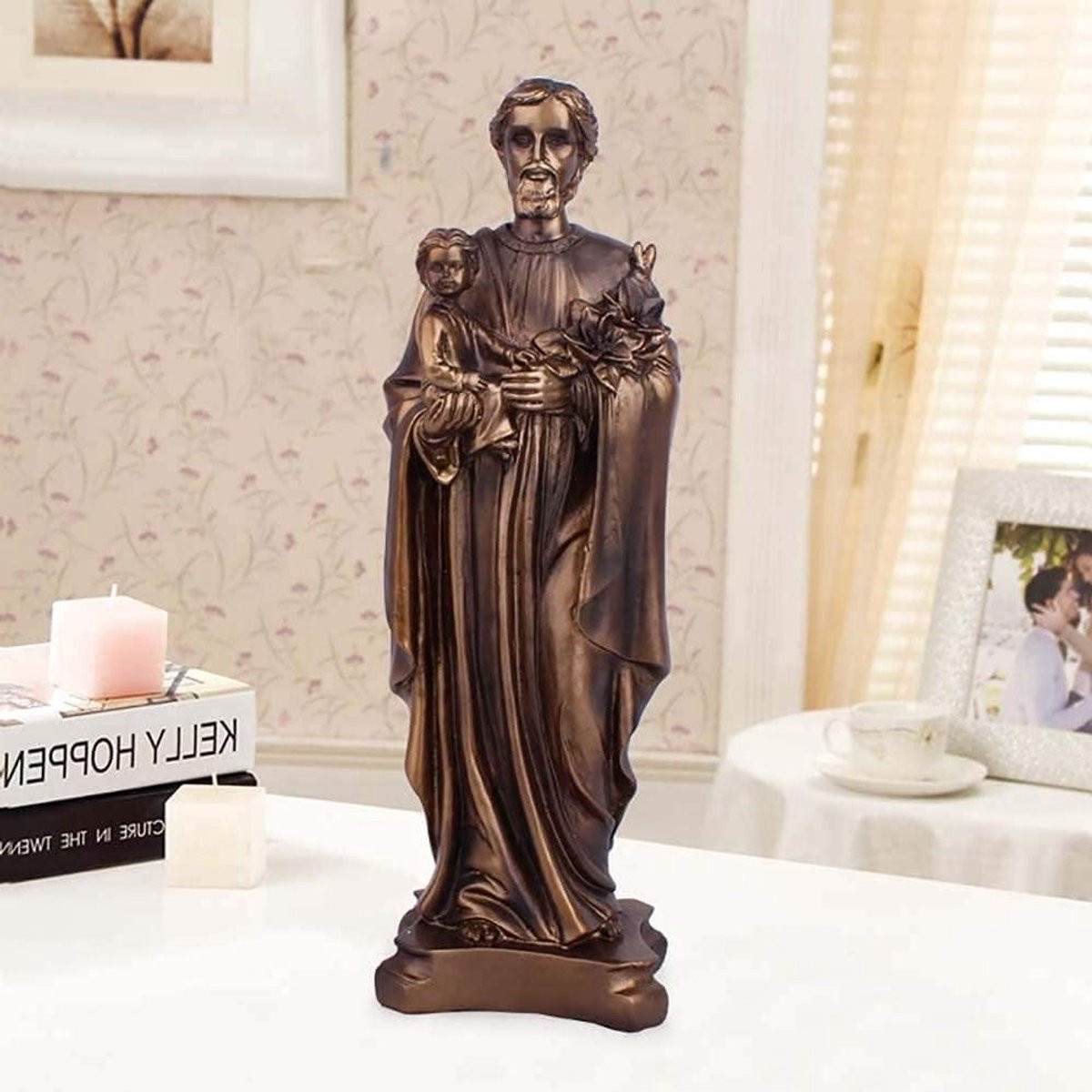 Religieus beeld met bronzen afwerking voor christelijke decoratie