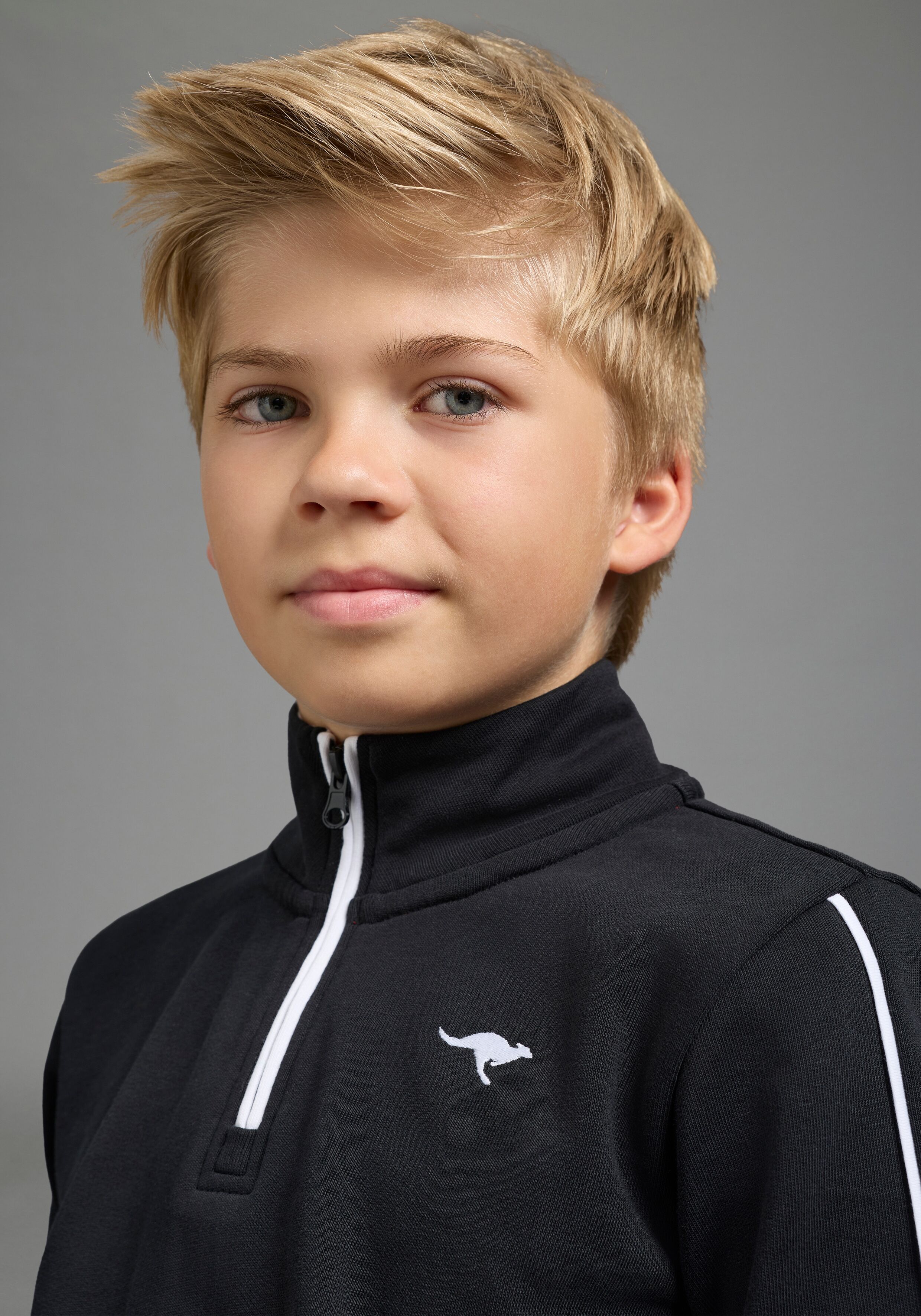 Sweatshirt KANGAROOS "Troyer-Sweatshirt mit kontrastfarbigen Einsatz und KangaROOS Stickerei", Jungen, Gr. 164/170, schwarz-weiss (schwarz), Sweatware, Obermaterial: 100% Baumwolle, bedruckt, Basic hüftbedeckend, Rippbündchen, Sweatshirts Sweatshirt, Troy