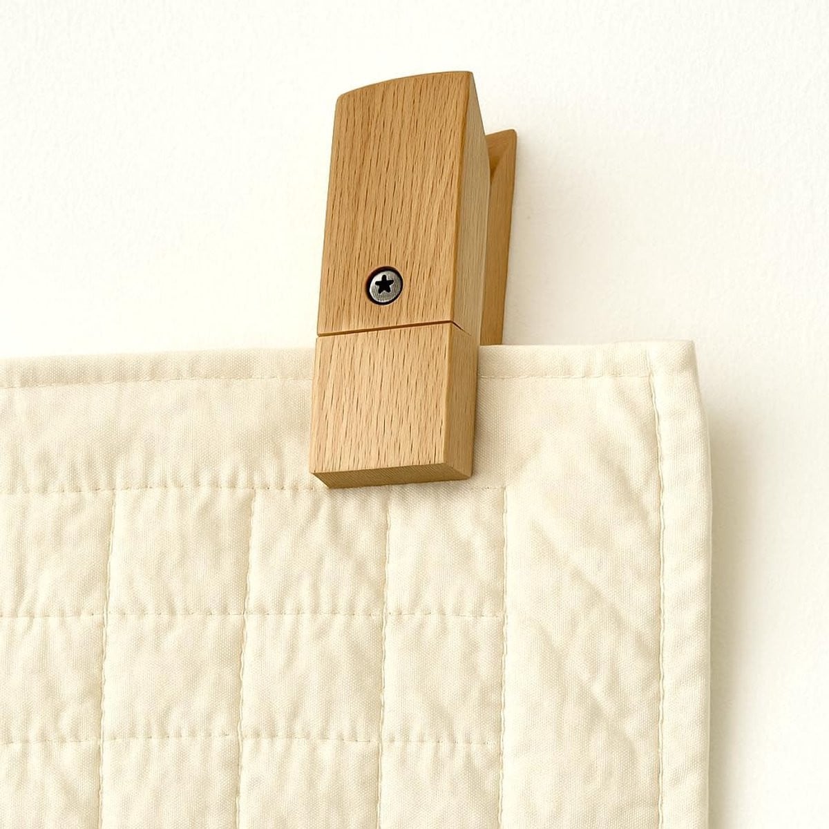 Houten display klemmen voor textiel hangers en muurdecoratie