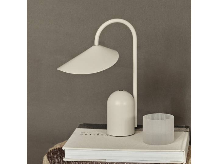 Arum Portable Tischleuchte IP44 Cashmere - Ferm Living - Terrasse - Design - Metall - Einflammig