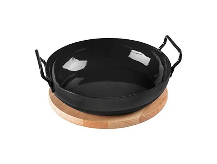 Krüger Emaille Schlemmerpfanne Ø 24 cm 1,5 L Mit Holzteller Induktion PFAS-frei Schnitt- & kratzfest Geschmacksneutral Backofenfest bis 240 °C Zum Kochen, Überbacken & Servieren